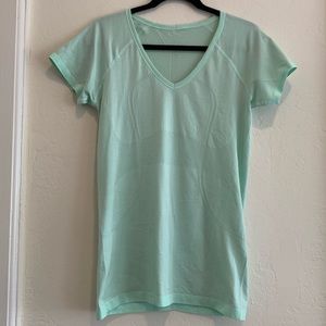 *NWOT* LULULEMON short sleeve v-neck top